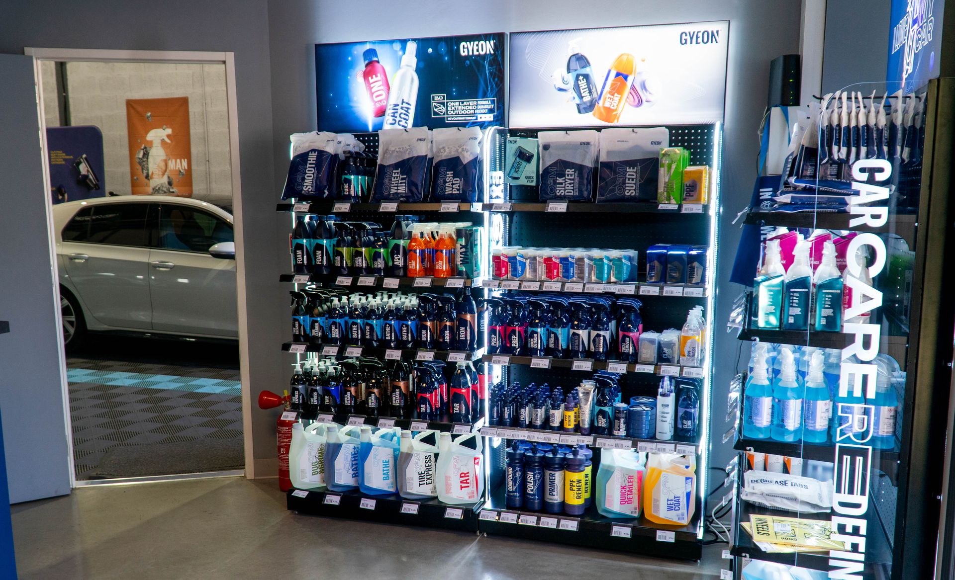 Rayons de produits d'entretien auto dans une boutique WAX-IT
