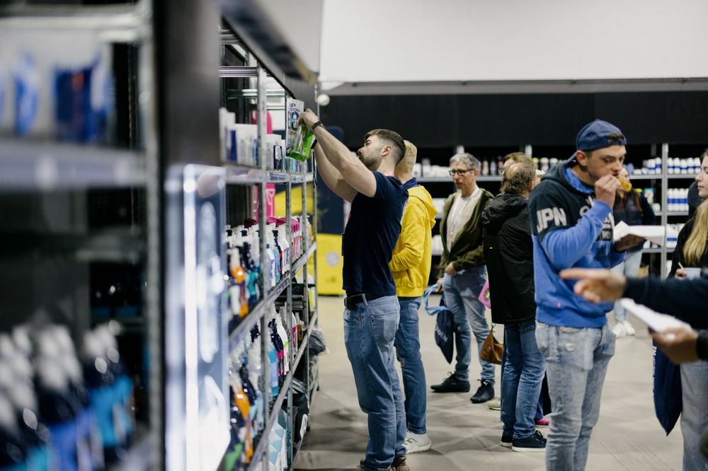 Clients dans le magasin WAX-IT à Oudenaarde