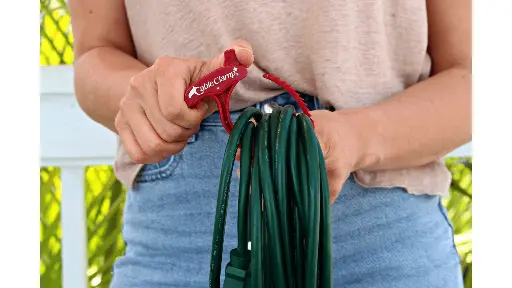 cableclamp.medium.red_.ccm-0601.lifestyleholding (2).webp