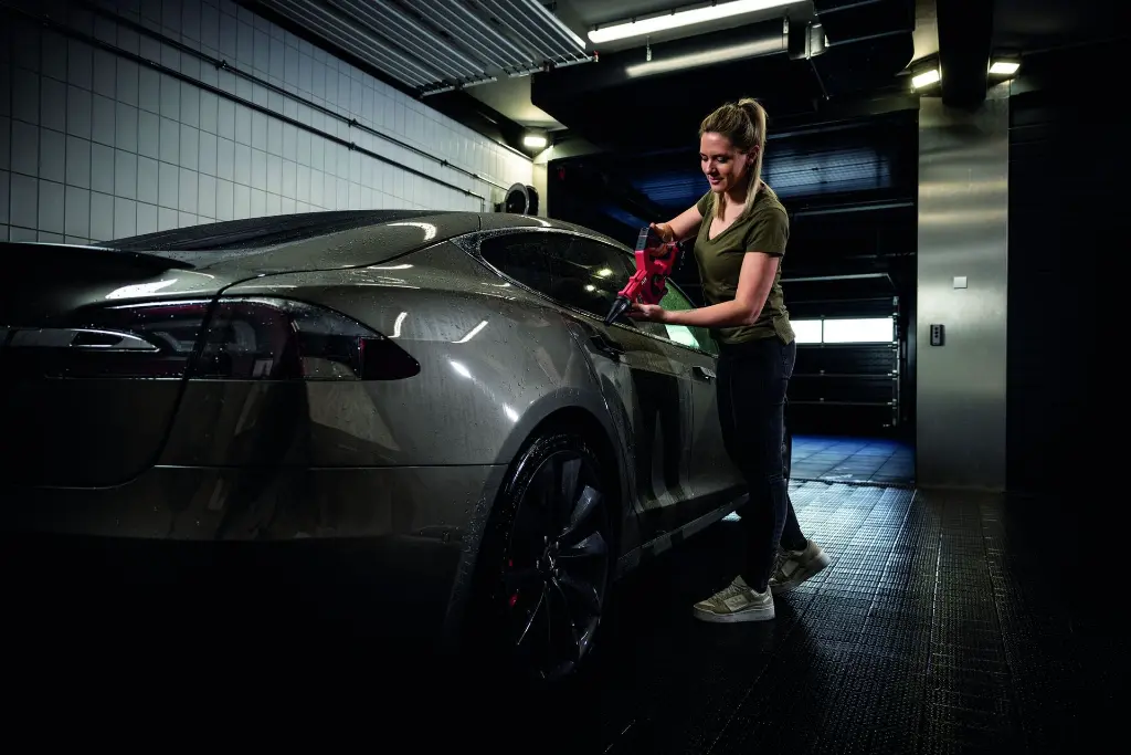 app_pho_div_anw-bw-18-0-ec-automotive-04 (1).webp